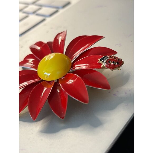 Vintage Weiss Red Daisy Brooch With Ladybug Accent - Picture 5 of 5